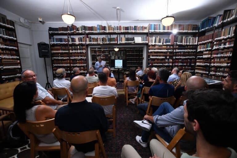 אנשים יושבים בתוך אולם בכנס